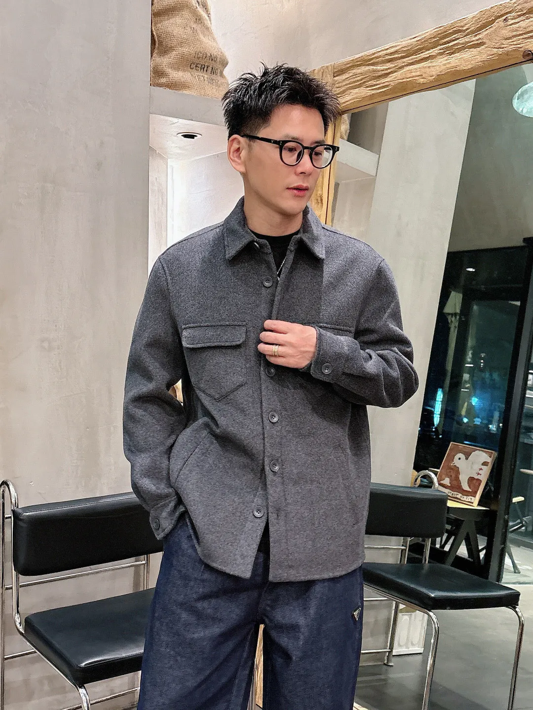 (Purely handmade) LP&Nuoyou Panya Premium men’s wardrobe must-have pure handmade cashmere wool coat. Each piece is sewn by hand. Seamless inside - with packaging. Regarding style and design: If the long coat made of woolen material is too picky about "hardware" and "software", then this group of short coats is enough to accommodate. With simple small lapels and straight micro silhouette, the overall style is minimalist and youthful at the same time. About the fabric and technology: It is made of 80 wool, 10% mulberry silk, 10% cashmere. The wool is specially processed by imported equipment from Italy, which makes the texture of the cloth quite excellent, with a fluffy and saturated velvet texture. The fabric is soft, delicate and high-end, and the garments have super wrinkle resistance. The entire jacket is hand-sewn by a master craftsman stitch by stitch, and is produced with great ingenuity. Dark stitches are used to outline the edges and three-dimensional contours, keeping the garment minimalist while showing the craftsmanship value. Every stitch and proportion is carefully arranged. Sizes: S-2XL